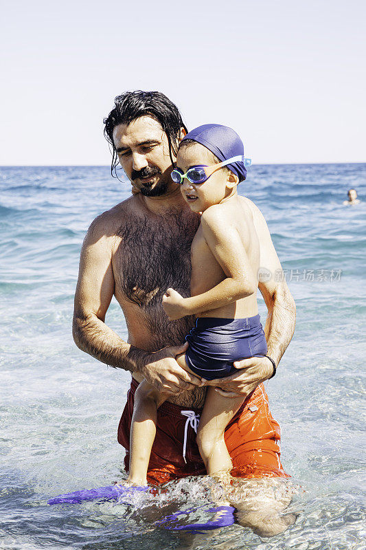 父亲在海上抱着儿子