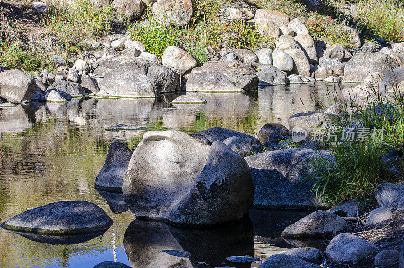 科罗拉多落基山脉戈尔溪平静水域中的巨石