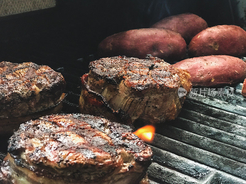 在密苏里州斯普林菲尔德的气体烤架上烤麋鹿培根包里脊肉