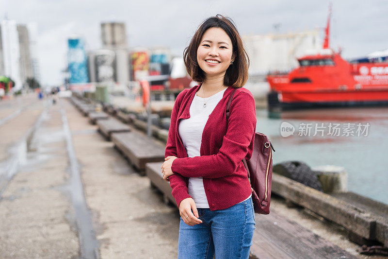 城市中亚洲女性的肖像。