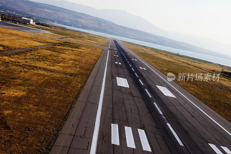 空荡荡的机场跑道