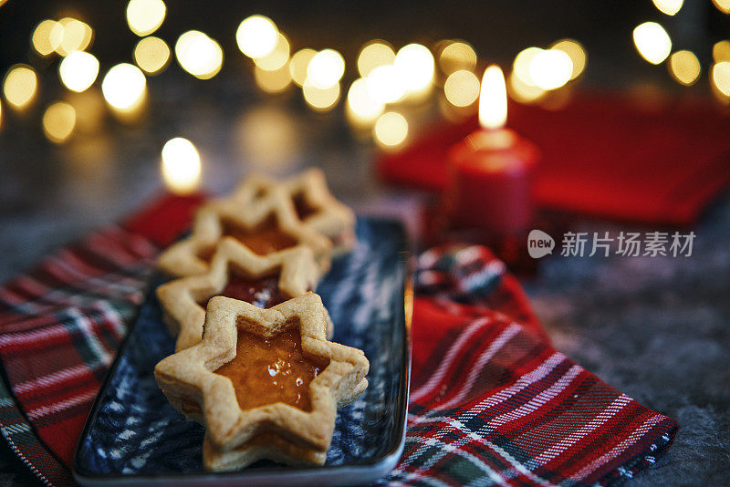 星星形状的橘子酱圣诞饼干