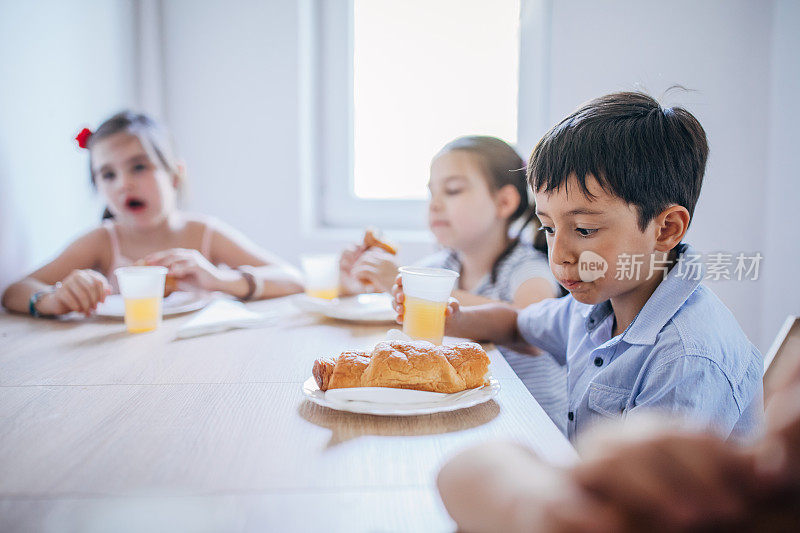 孩子们在私立学校吃午饭