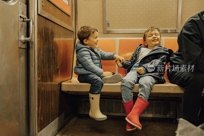 男孩们乘坐地铁