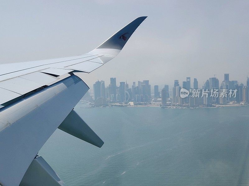 在半空中，从商用飞机客舱的窗户往外看