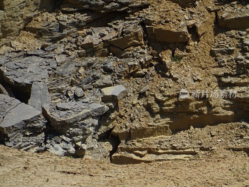 石灰石采石场的红色和灰色沉积物
