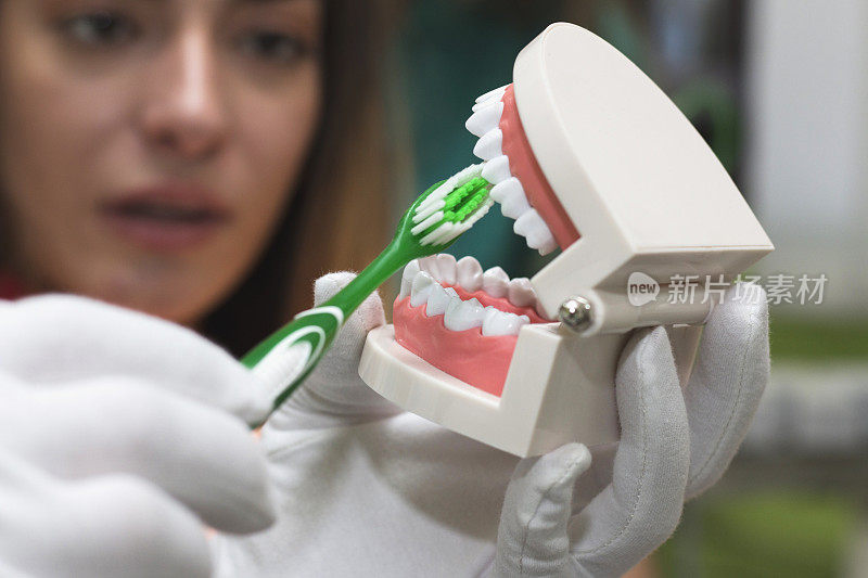 牙医讲解如何保持牙齿清洁