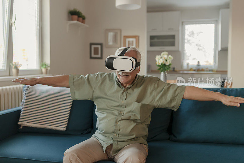 快乐老人体验虚拟现实眼镜耳机