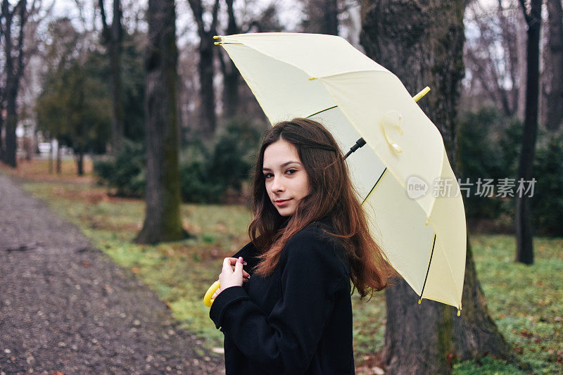 美丽的年轻女子享受着雨天