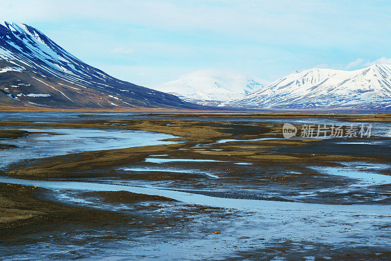 伊斯峡湾美丽的斯匹茨卑尔根山脉景色