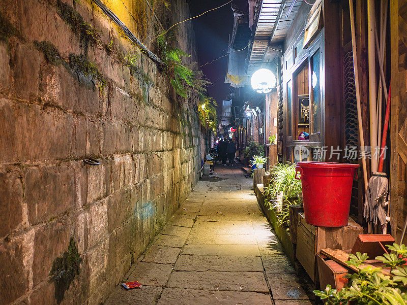 游人漫步在凤凰古城的宾馆巷子里。凤凰古城或凤凰县是中国湖南省的一个县