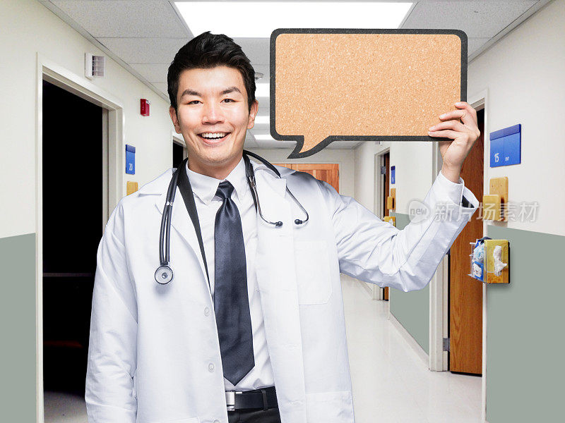 东亚裔年轻男医生在医院走廊上穿着职业装，拿着问卷