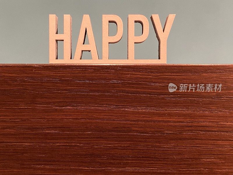 蓝色背景上的单词HAPPY