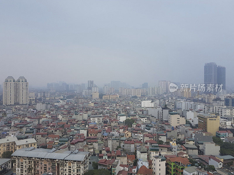 越南河内市区的天际线全景，严重的雾霾污染