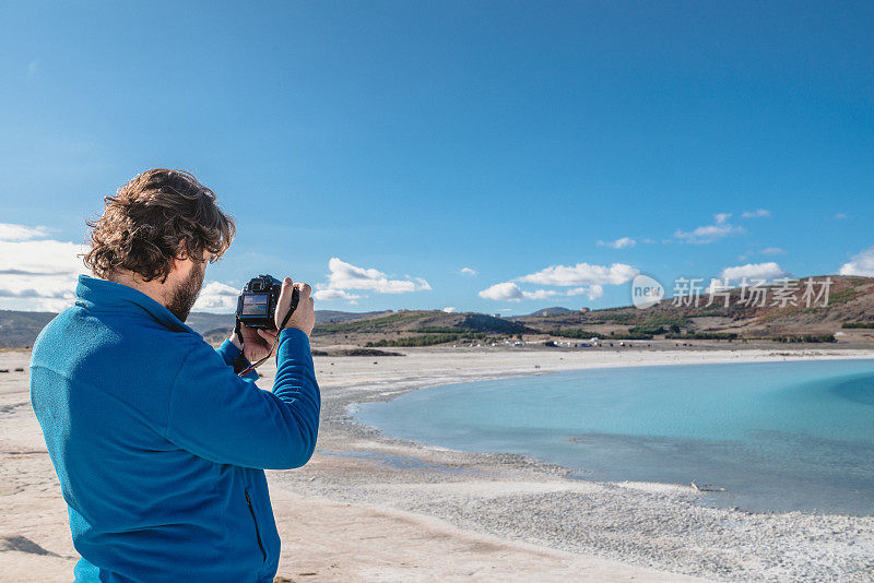 摄影师正在土耳其布尔杜尔拍摄萨尔达湖