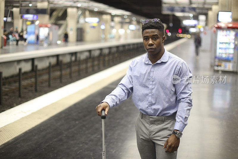 一个年轻人在地铁站里