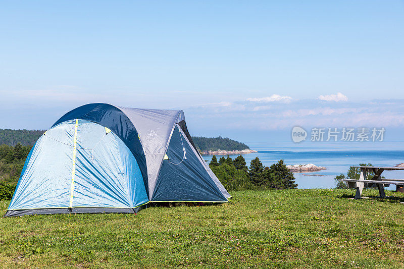 夏天在河边露营