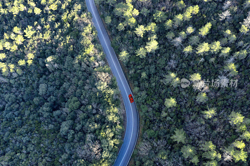 汽车在乡村公路上行驶的鸟瞰图