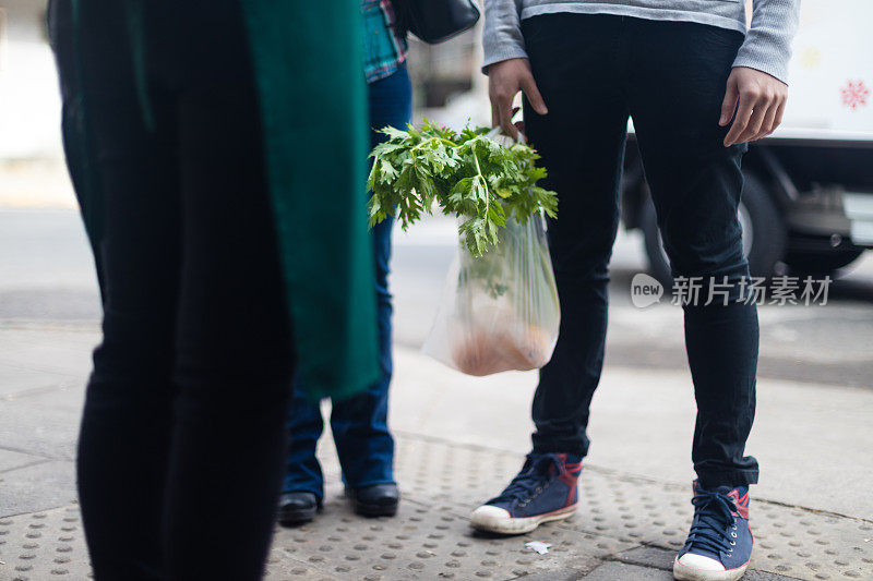 蔬菜水果店的女售货员接待一位顾客