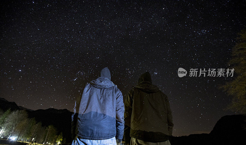 成人对夜空的多重曝光