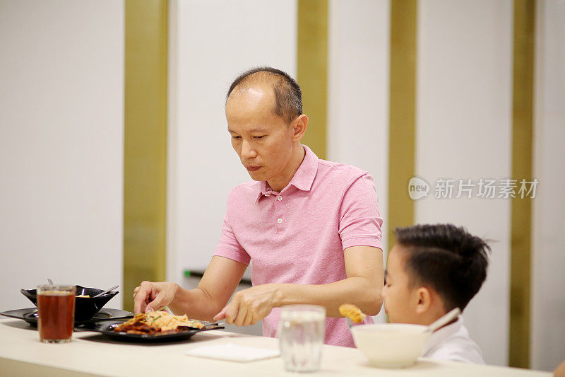 东南亚:成人在餐厅用餐