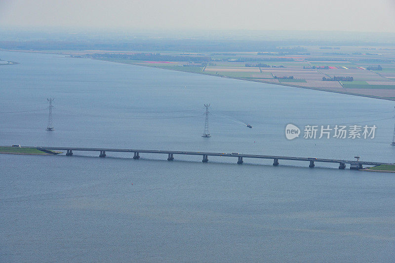 荷兰的Ketelbrug和IJsselmeer