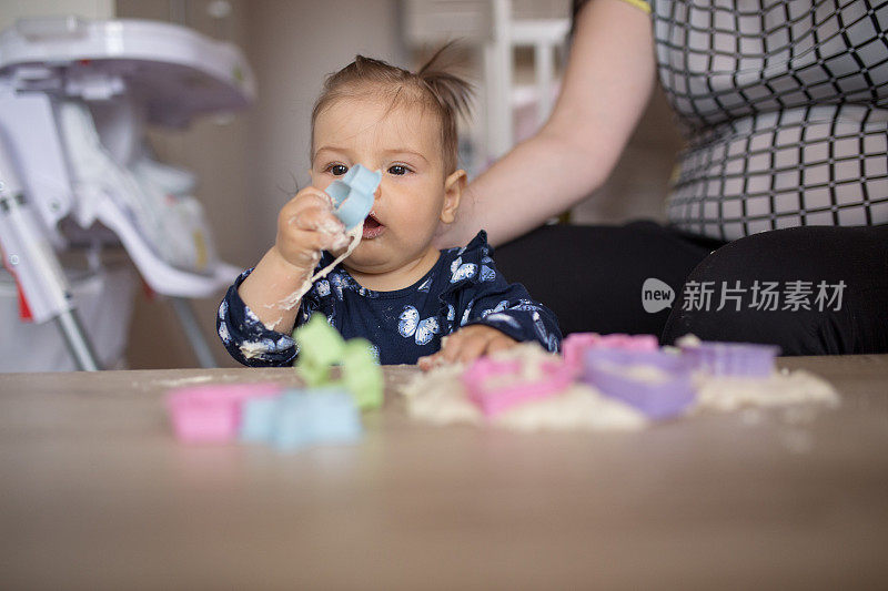 女婴和母亲在厨房做饭