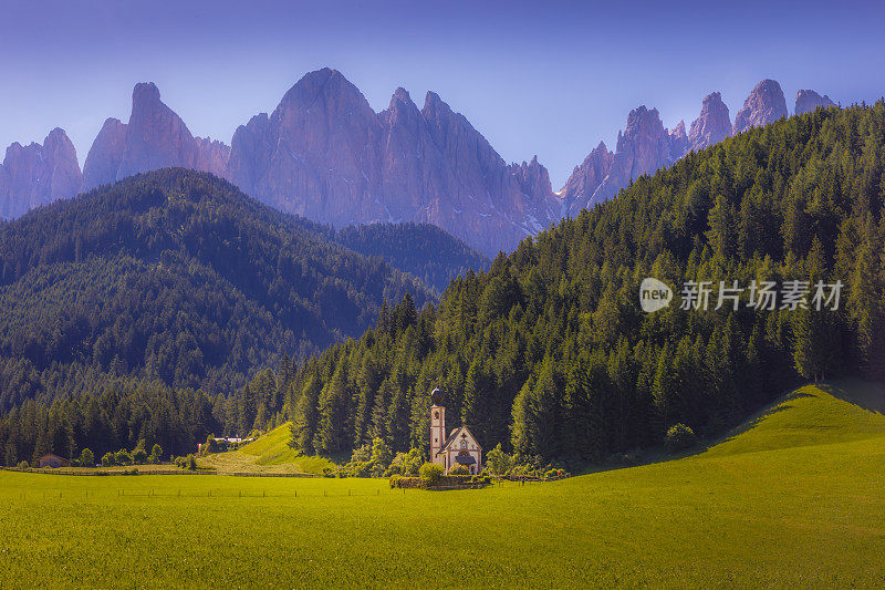 圣马达莱纳的圣约翰教堂，白云石阿尔卑斯风景-意大利