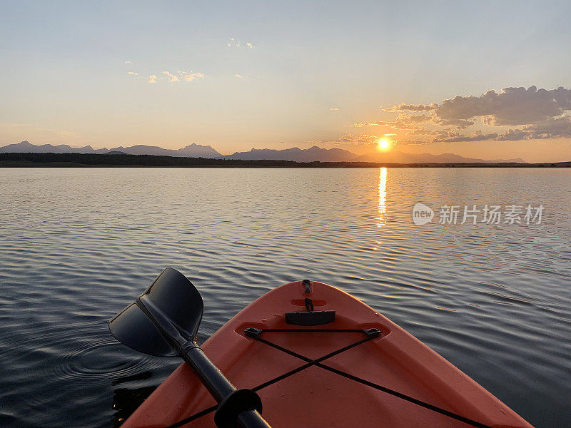 在日落皮划艇，南阿尔伯塔，佩恩湖省休闲区，与山景