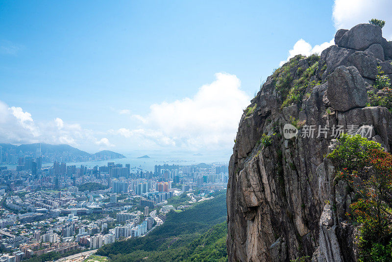 以城市为背景的香港狮子山无人机视图