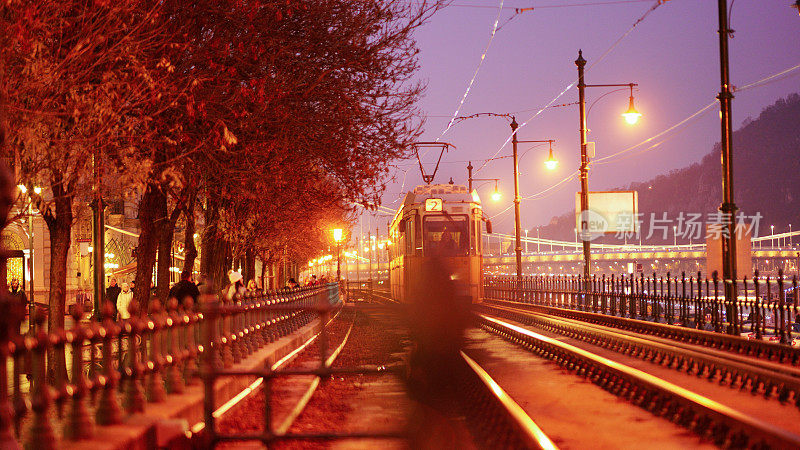 布达佩斯多瑙河上的斯切尼链桥和典型的黄色有轨电车