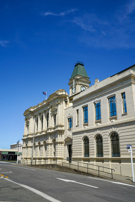 怀塔基区议会大楼，位于新西兰历史小镇欧阿马鲁的市中心街景