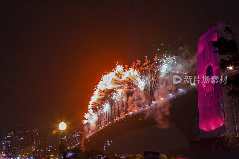 悉尼海港大桥在2020年新年前夜的烟花欢迎秀上