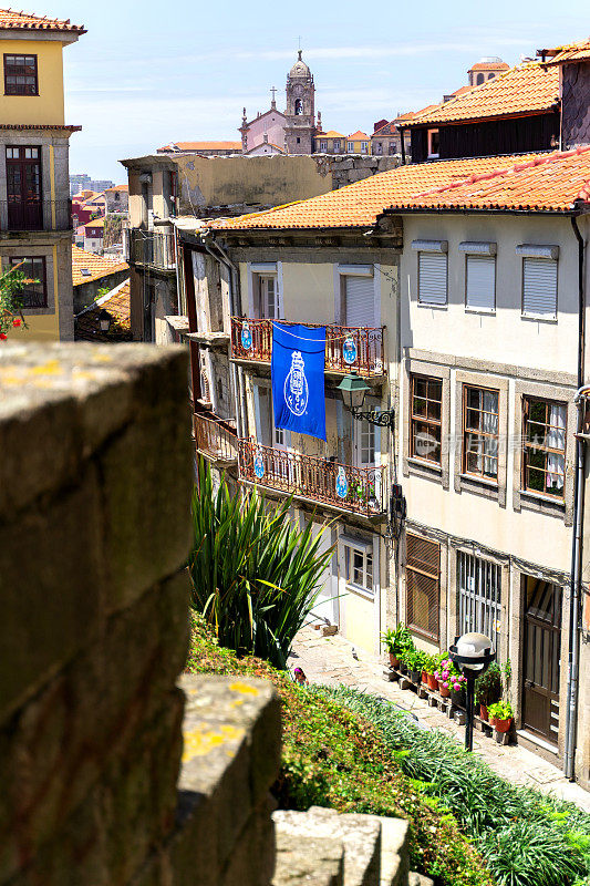 葡萄牙波尔图古城的历史建筑，阳台上有波尔图足球俱乐部的标志
