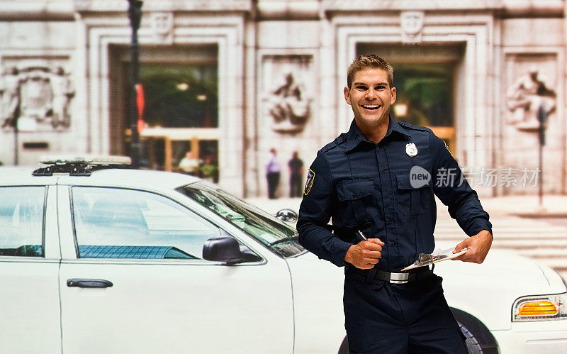 身穿制服，手持文件的白人男性警察