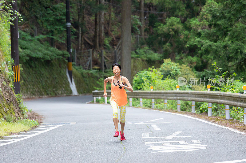 在山里慢跑的女人