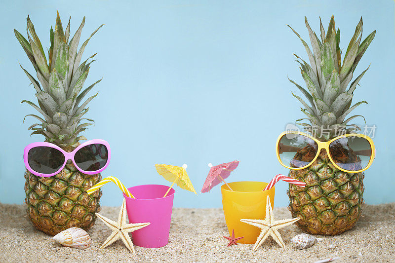 海滩派对上戴墨镜的菠萝