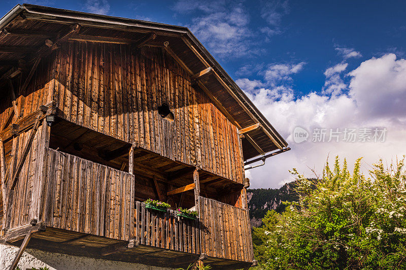 圣玛格达莱娜谷仓(不是房子，只是干草的谷仓)和日落时的花坛景观，Dolomites阿尔卑斯山-意大利