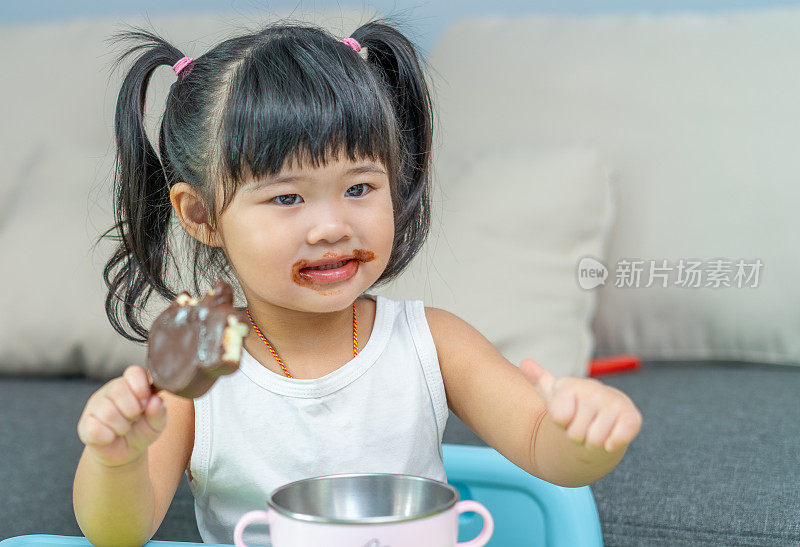 小女孩在吃巧克力冰棒