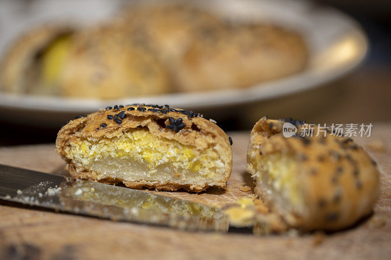 手工烘焙糕点:芝麻酥皮月饼