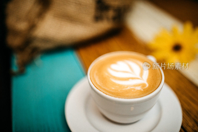 桌子上有装饰好的咖啡杯