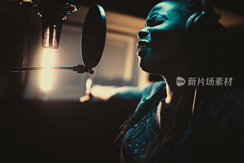 非裔美国女歌手在专业录音室录制歌曲