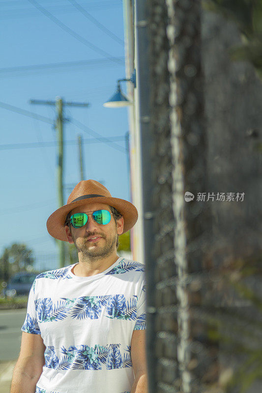 拉丁旅行男摄影师肖像在黄金海岸，昆士兰，澳大利亚