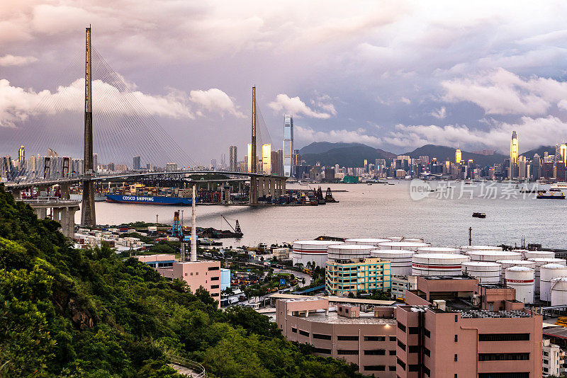 黄昏时分，香港市区的油罐、发电厂