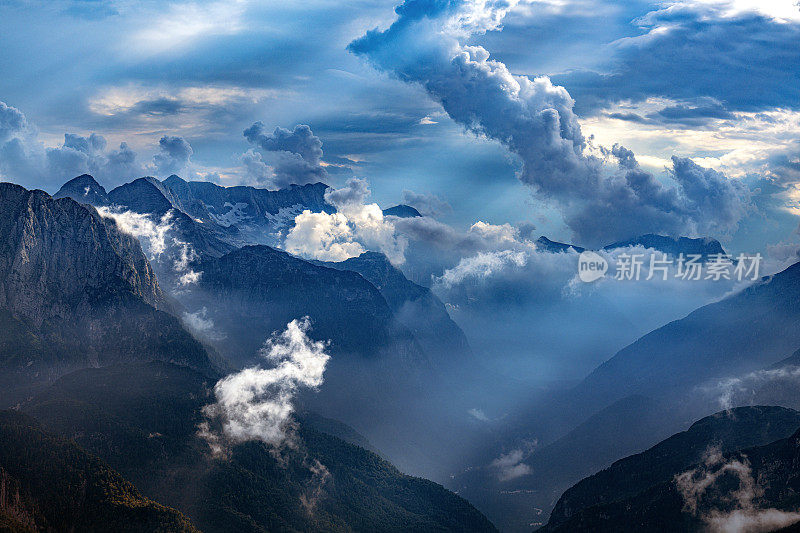 从芒加特山看Montaž和Viš，意大利阿尔卑斯山，Primorska，朱利安阿尔卑斯山，斯洛文尼亚，欧洲山脉的山脊和山峰的层层剪影