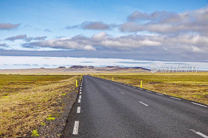 穿过典型的冰岛风景
