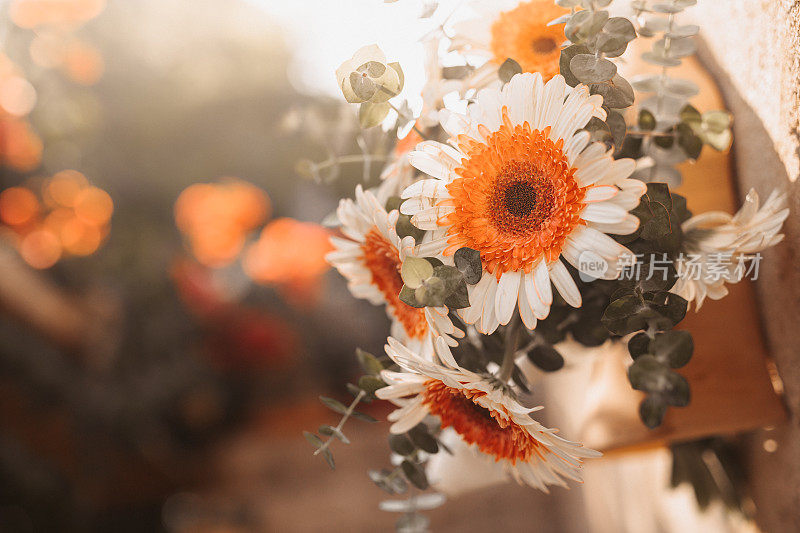 阳光下美丽的婚礼花束