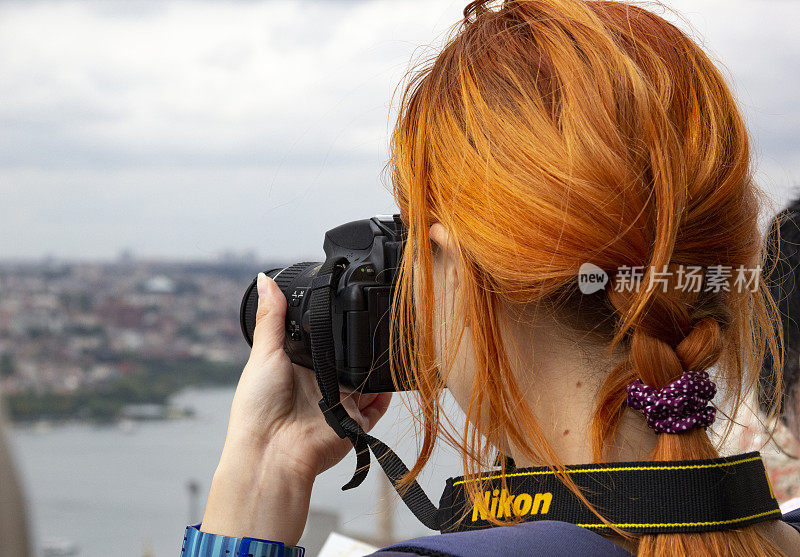 一个摄影师用尼康数码单反相机拍照，结果将是一个城市风景摄影