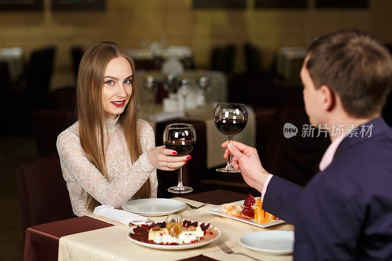 一对夫妇在一家豪华餐厅里敬酒杯
