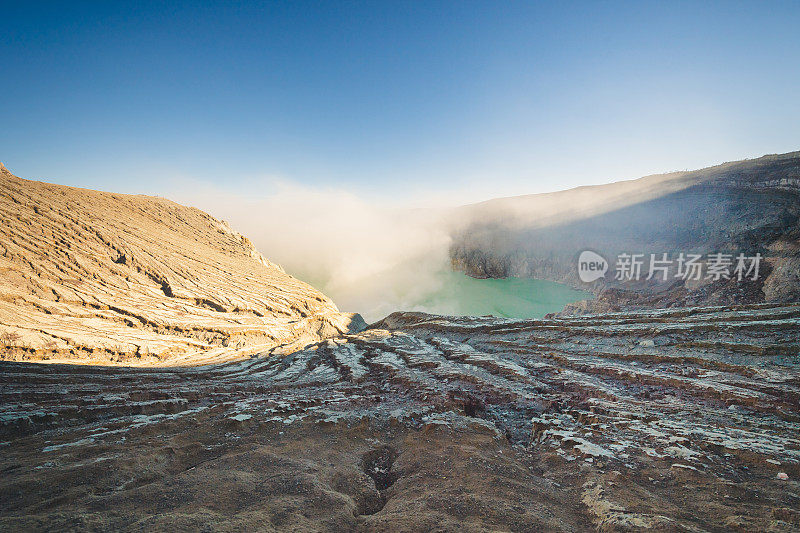 广角视野上午风景自然景观活火山风景背景在早上在卡瓦伊真火山印尼自然景观极端地形风景